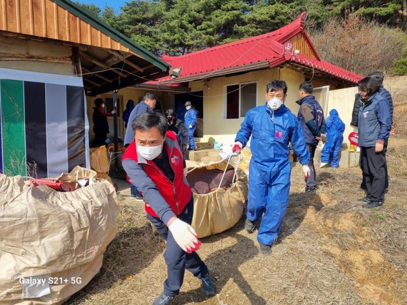 우리두리 봉사단 대상가정 쓰레기 처리와 청소